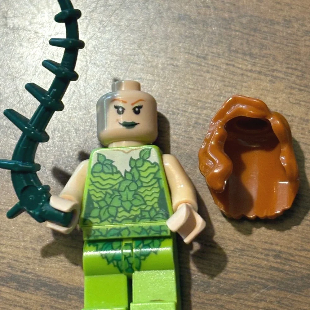 LEGO DC Super Heroes Poison Ivy Minifigure with Vine Accessory sh010 Batman